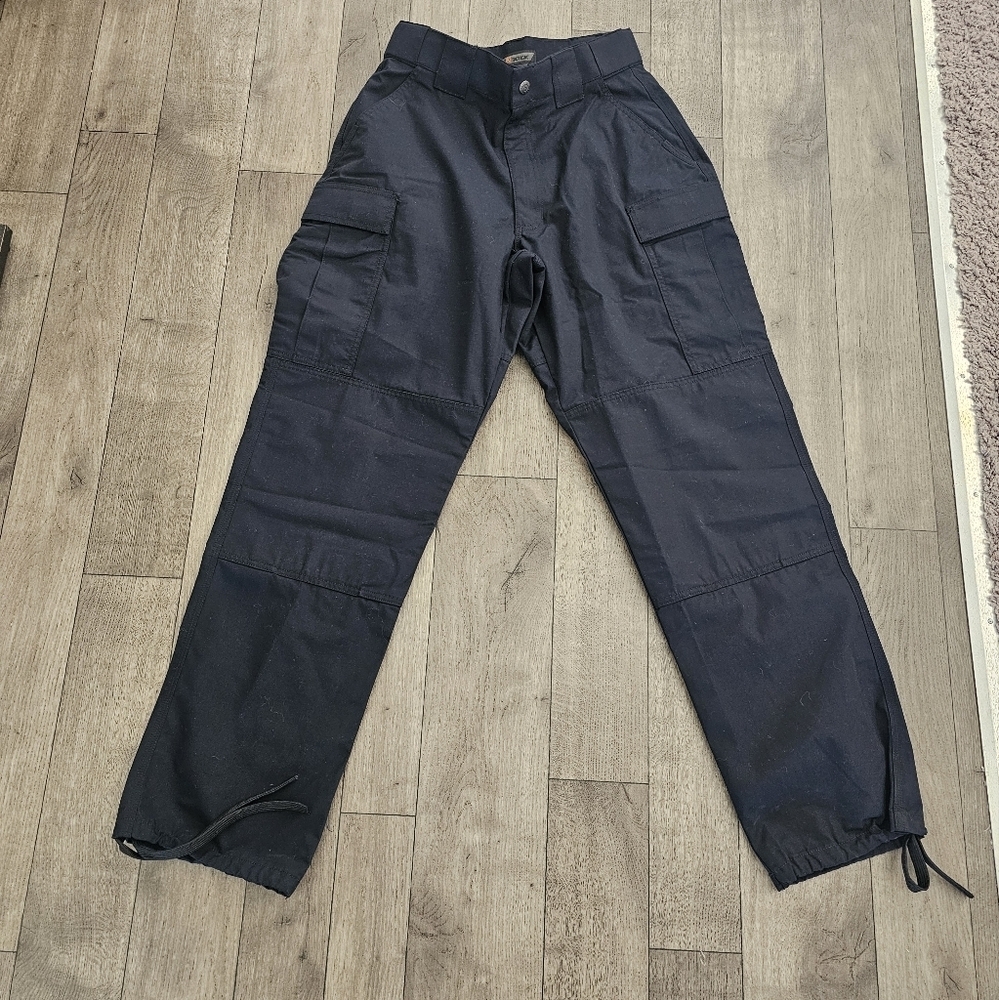 5.11 Tacticle women size medium {Bx18}